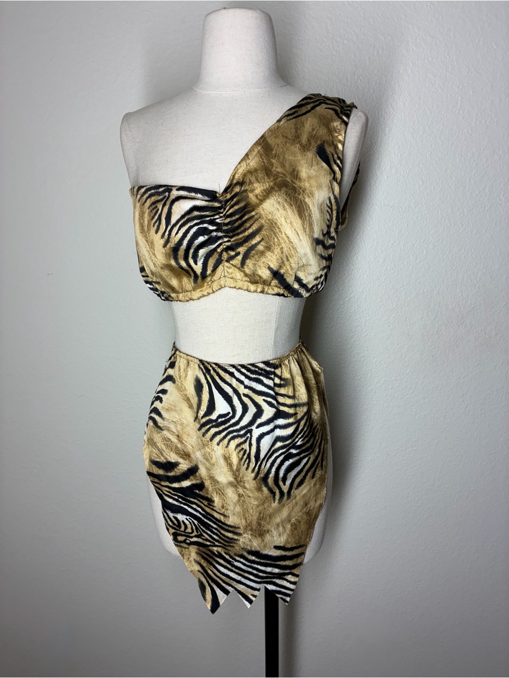 Women’s Sexy Cavewoman Costume, size XS/Small